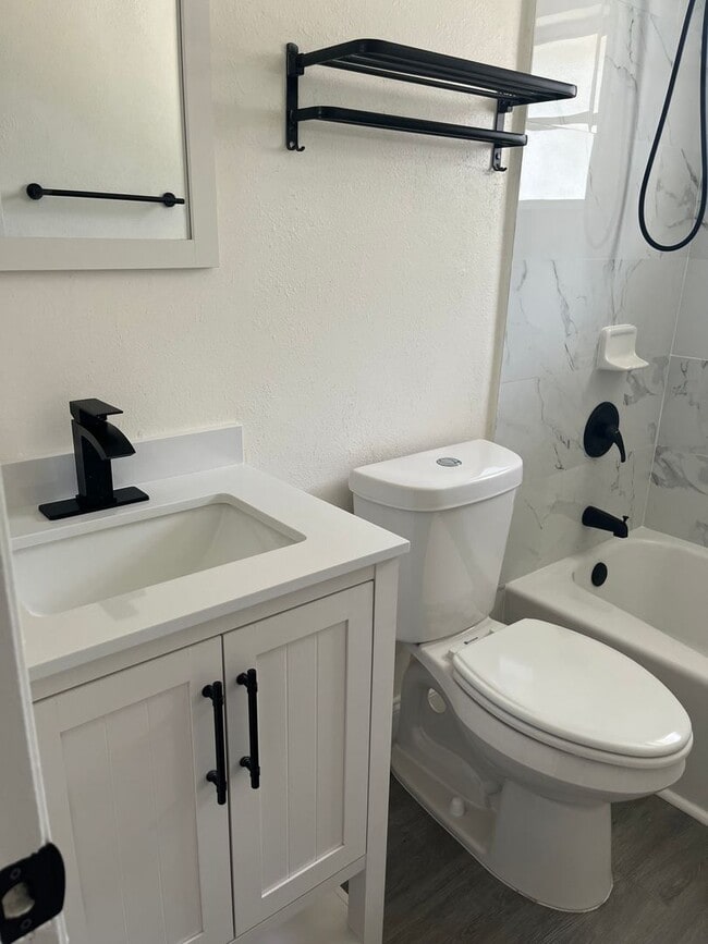 Foto del edificio - 721/723 Burdick Ave