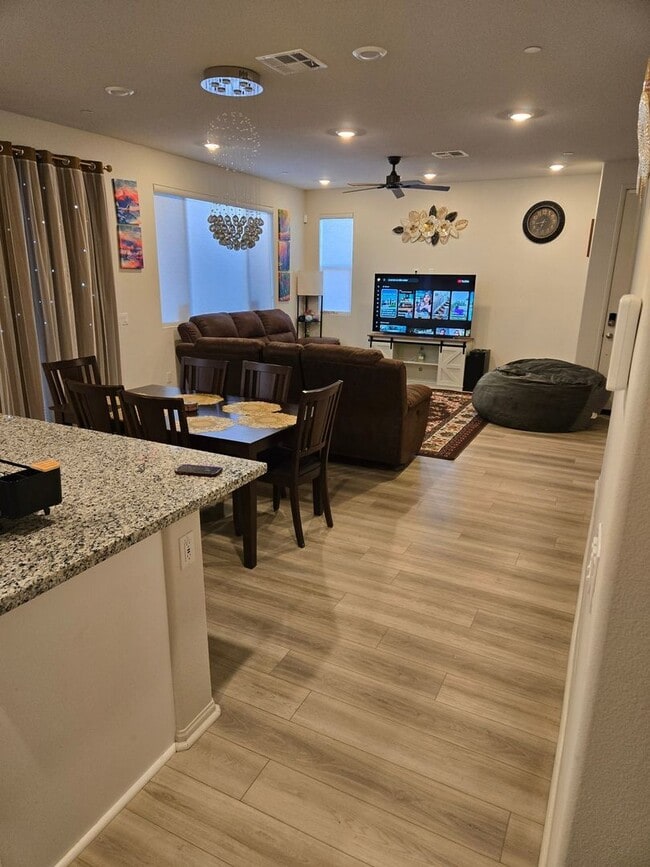 Building Photo - Stunning 4BR House in Winchester