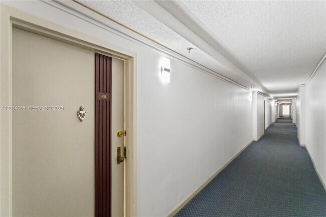 Foto del edificio - 17021 N Bay Rd