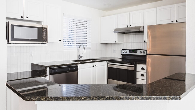 Bien equipadas y bien iluminada cocina de concepto abierto - Alister Parx I