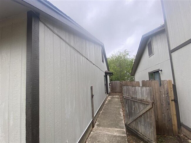 Foto del edificio - Cute 2/2 duplex with a garage