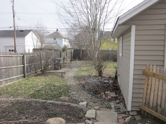 Building Photo - 1215 Sinclair Street - Three Bedroom Two S...