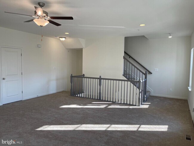 Building Photo - 121 Trails Way