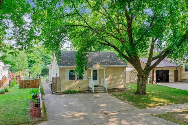 Building Photo - UPDATED 3 BR/1 BATH CENTRALLY LOCATED IN GREEN BAY