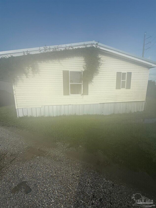 Foto principal - 5675 Saufley Field Rd