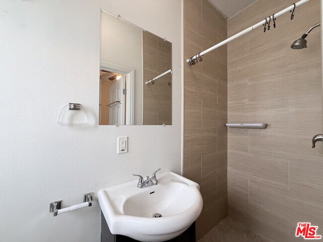 Foto del edificio - 1254 W 37th Dr
