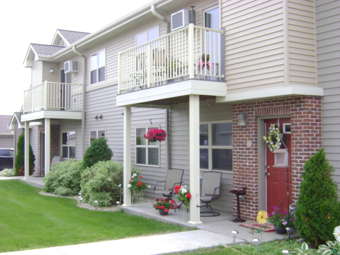 1421 Gatewood Dr, West Bend, WI 53095 Apartments in West Bend, WI