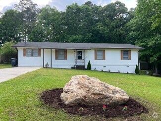 Building Photo - 2290 Pinetree Ln NE