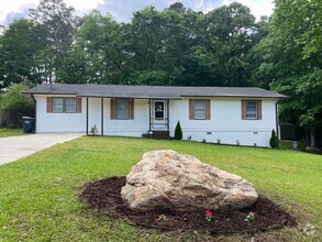 Building Photo - 2290 Pinetree Ln NE