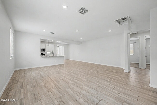 Building Photo - 327 W Tamarack Dr