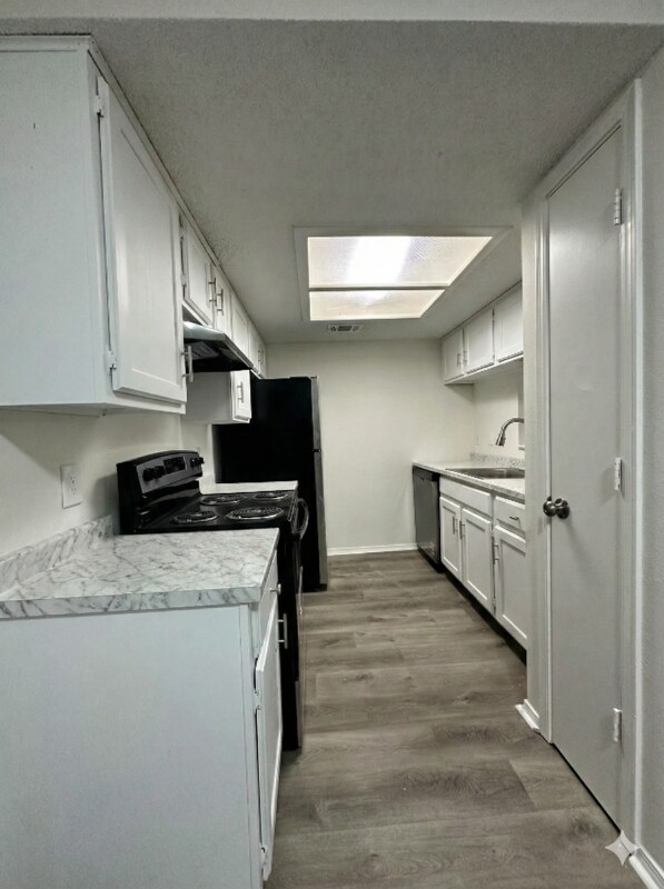 Building Photo - 410 Oakwood Ave