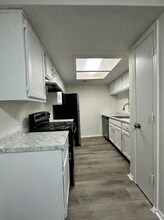 Building Photo - 410 Oakwood Ave