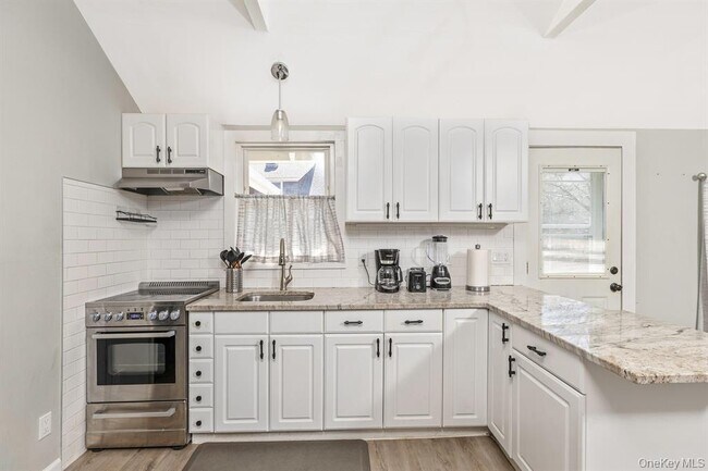 Foto del edificio - 572 Montauk Hwy