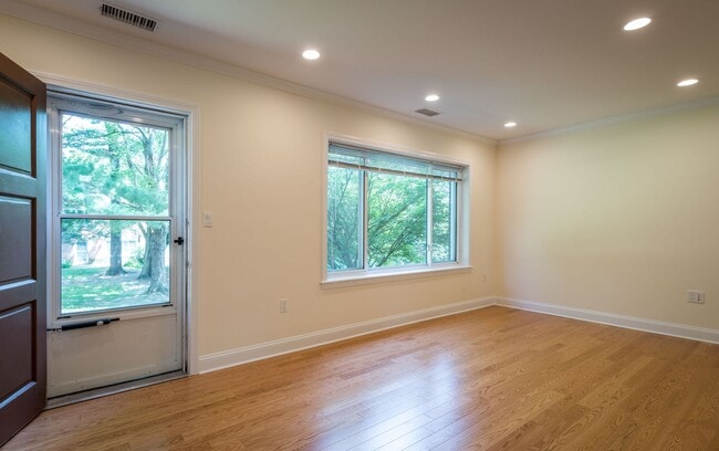 Photo - GREAT 2Br/1Bth available NOW. Heat/Hot Wat... House