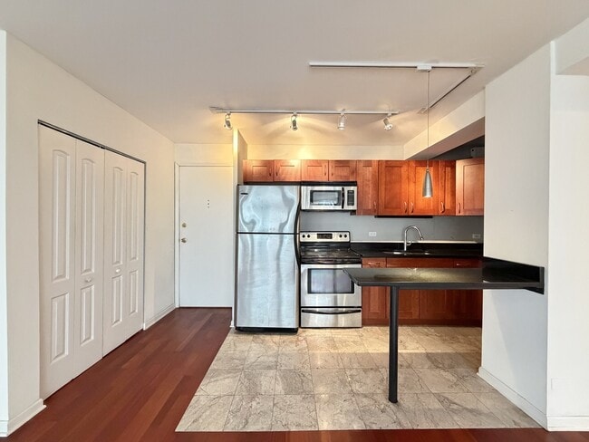 Foto del edificio - 4180 N Marine Dr