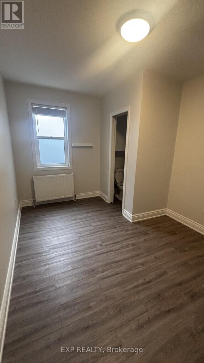 Photo du bâtiment - 3289 Lake Shore Blvd W