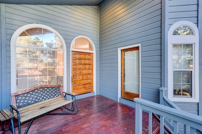 Foto del edificio - Spacious 3 Bed, 3 Bath Home in Hidden Valley Ranch!