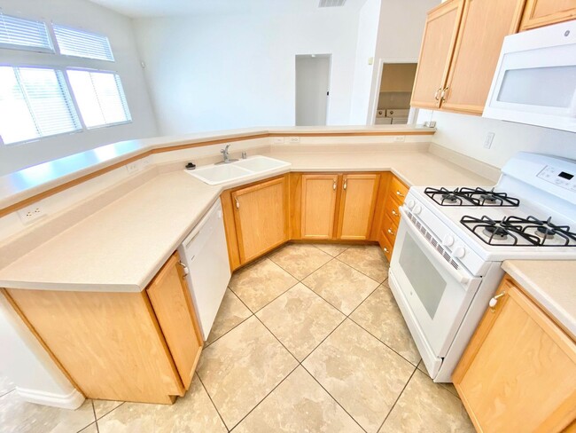Building Photo - ADORABLE SINGLE-FAMILY HOME! 3 BEDROOM / 2...