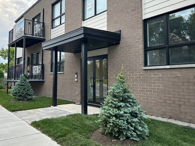 Building Photo - 4755 Boul Sainte-Rose