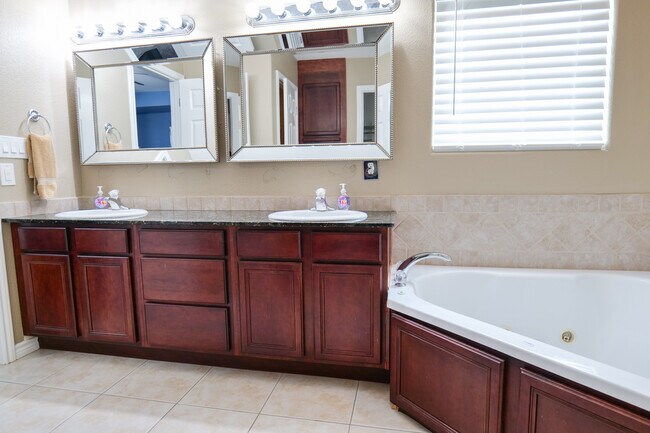 Foto del edificio - 15433 Cruiser St