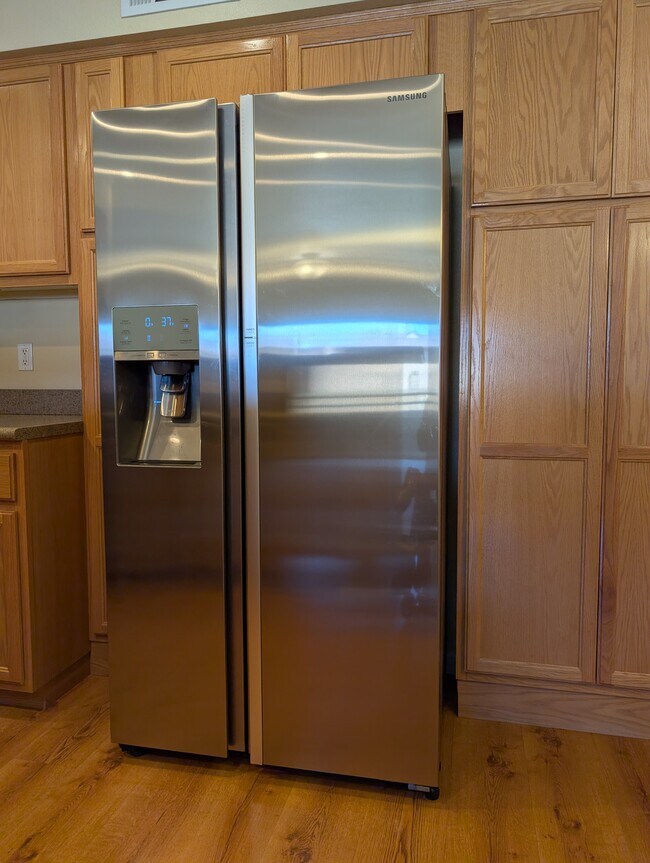 Frigorífico estilo vitrina - 2631 E 15th St