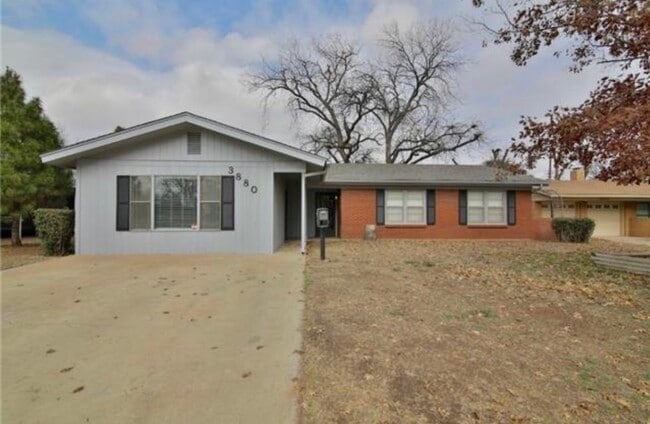 Building Photo - 3880 N 9th St