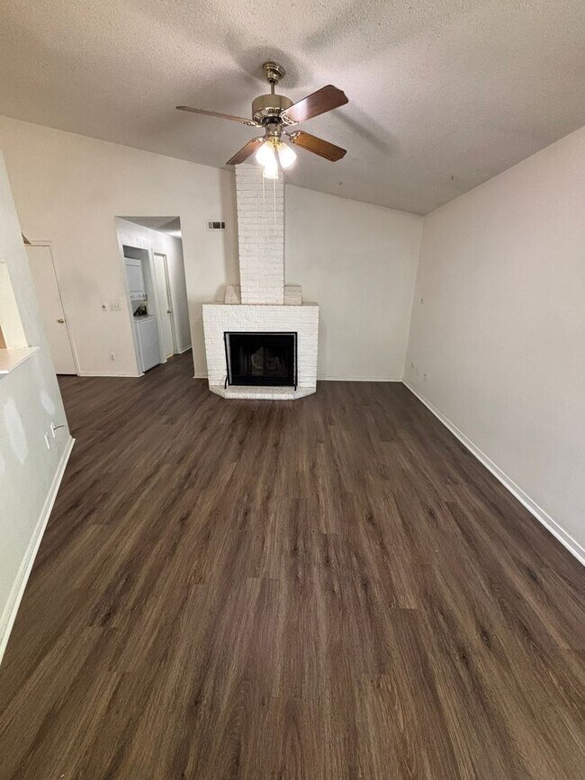 Foto del edificio - 2 Bedroom Duplex With NEW LVP Flooring In ...