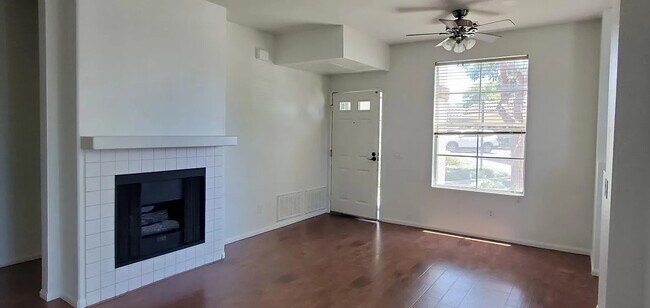 Foto del edificio - 10830 Sabre Hill Dr #201