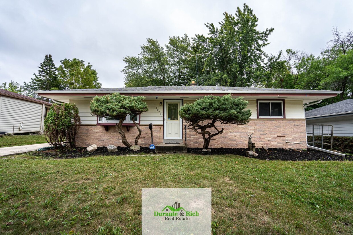 Primary Photo - Lovely Spacious 3 Bedroom Single Family Ho...