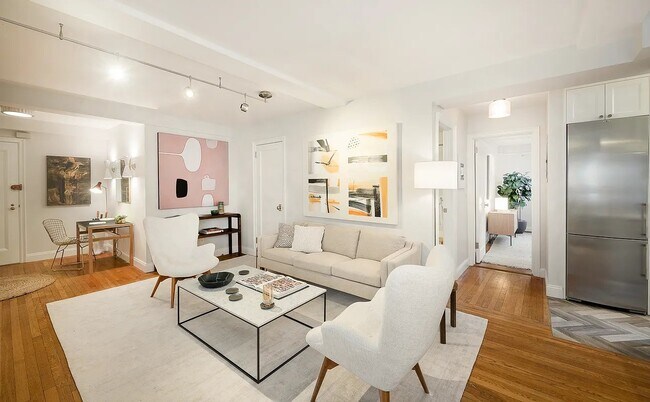 Foto del edificio - 66 W 12th St