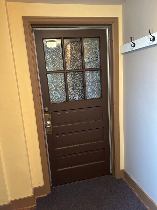 Puerta principal - W4160 Main Rd
