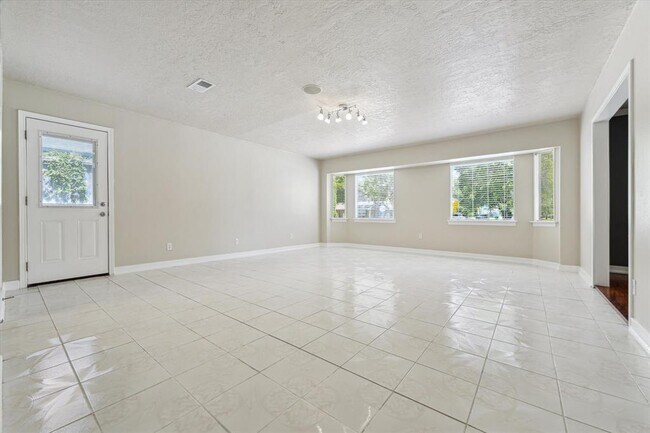 Foto del edificio - 9711 Long Branch Ln