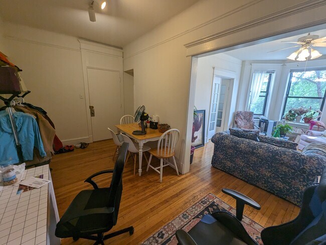 Foto del edificio - 3815 N Wilton Ave