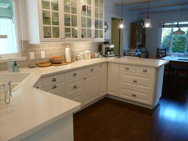 Foto del edificio - Beautiful and Bright 4 Bedroom 2.5 Bath Sa...