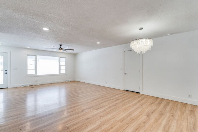 Building Photo - 1014 S Rosalie Ave