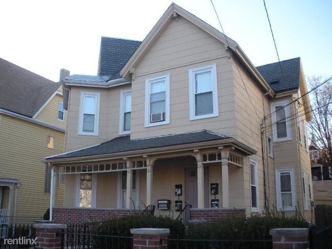 Foto del edificio - 1 br, 1 bath  - 198 School St