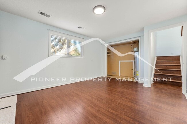 Building Photo - Charming Home with Washer/Dryer and Fenced...