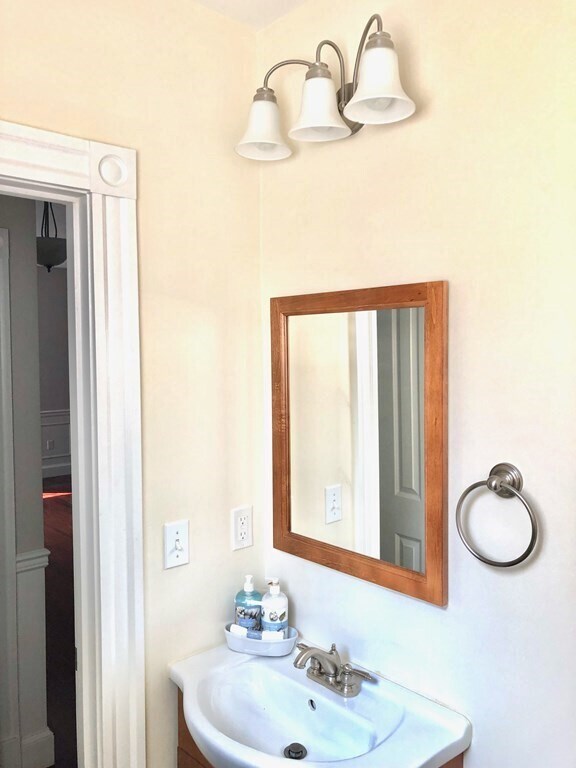 Building Photo - 49 Cedar St