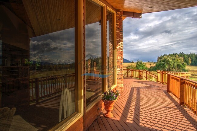 Foto del edificio - Custom Country Home With Spectacular Views...