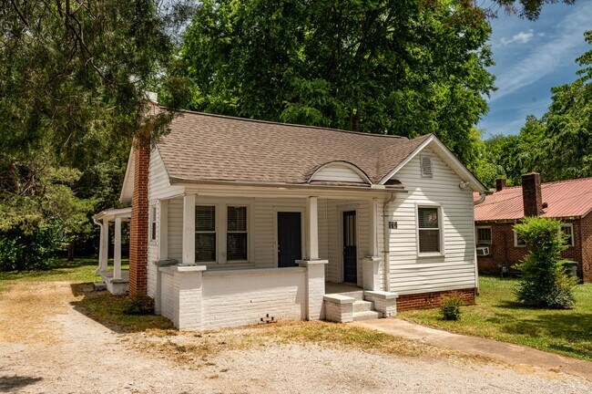 Building Photo - 812 Cherry St NW