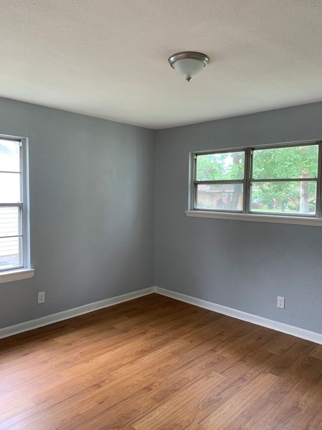Building Photo - 10601 Ambursen St