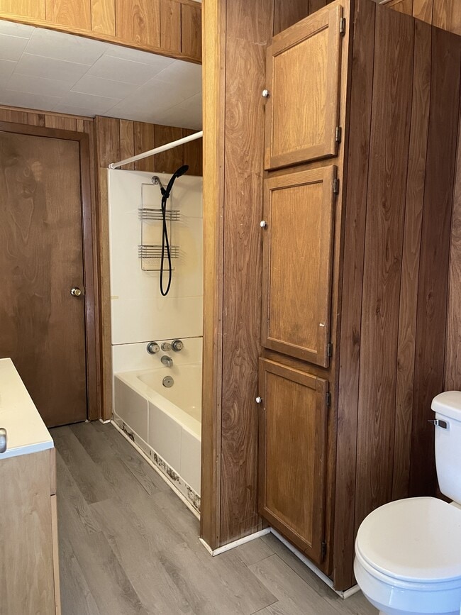 Building Photo - 605 W Court St