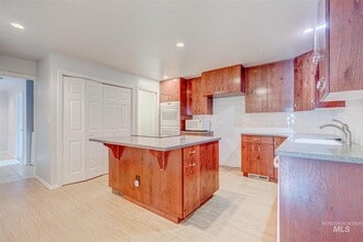 Building Photo - 215 S Juniper St