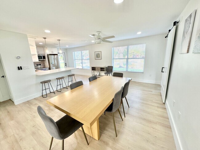 Foto del edificio - ** BONITA SPRINGS ** 3 BED / 1 BATH - SINGLE FAMILY HOME - NO HOA! - WATERFRONT LOT - ANNUAL RENTAL