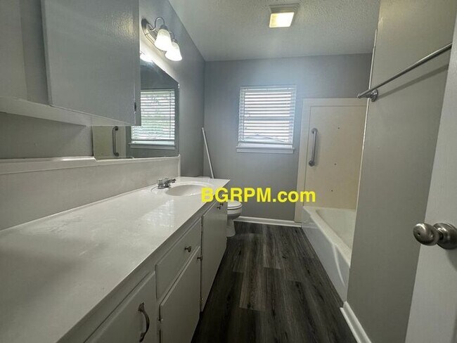 Building Photo - 2 BD, 1 BA, Duplex in Jacksonville