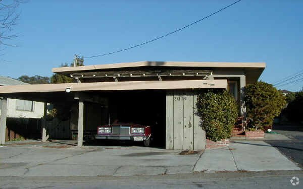 Building Photo - 2024 Altamont Rd
