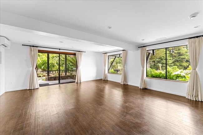 Sala de estar con entrada privada. - 473 Panoramic Hwy