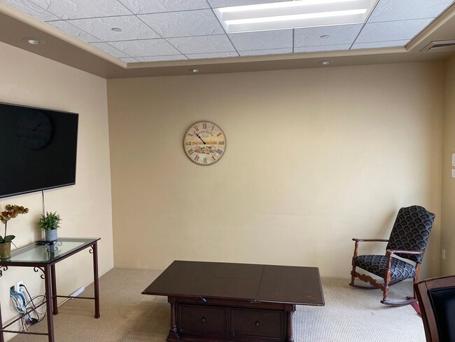 Building Photo - Large 1 bed / 1 bath Condo on North End of...
