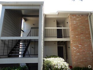 Building Photo - 17401 Red Oak Dr