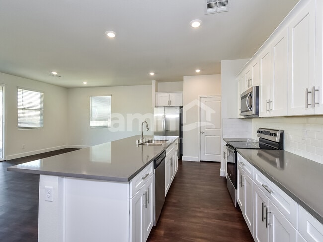 Building Photo - 582 Topiary Pk Ave